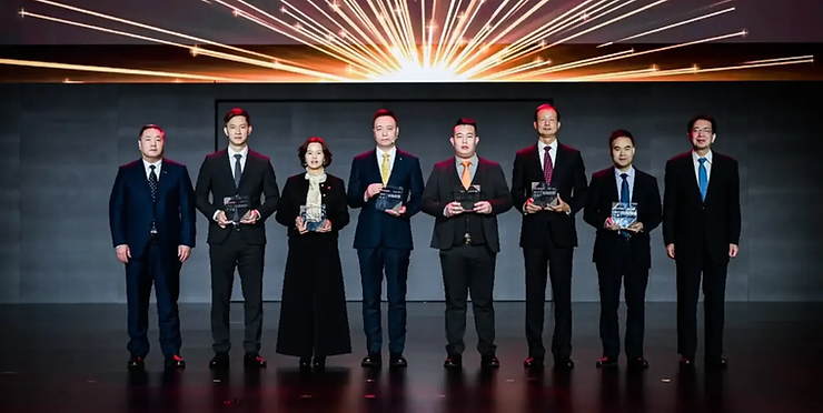 Abdul Latif Jameel honored with top award at FAW-Toyota dealer conference