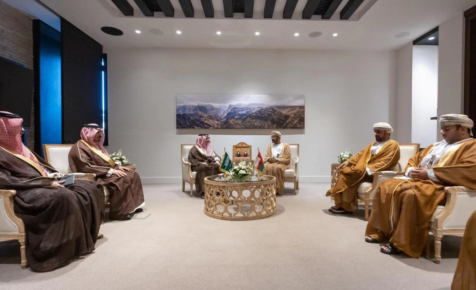 The Foreign Minister holds a meeting with his counterpart from Oman to discuss bilateral relations.