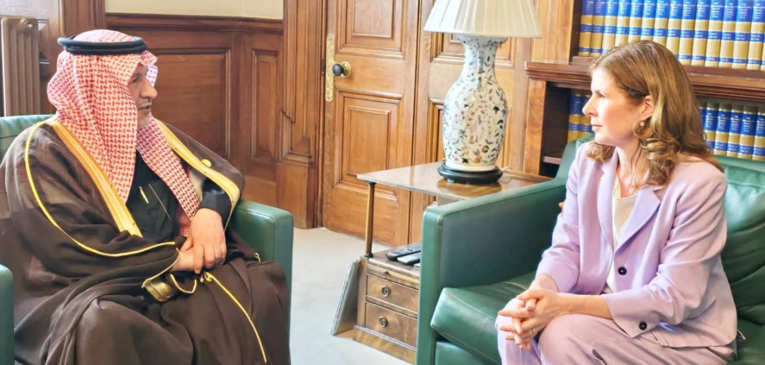 The head of KSrelief meets with the UK Minister for International Development to discuss humanitarian collaboration.