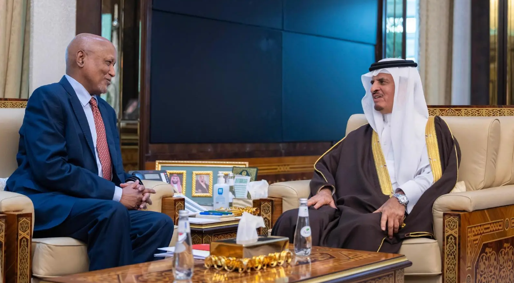 Saudi Arabia’s Deputy Minister of Interior welcomes the Ambassador of Somalia for diplomatic talks.