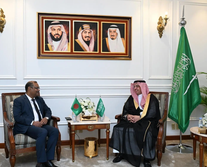 Makkah Foreign Ministry Director General hosts the Consul General of Bangladesh.