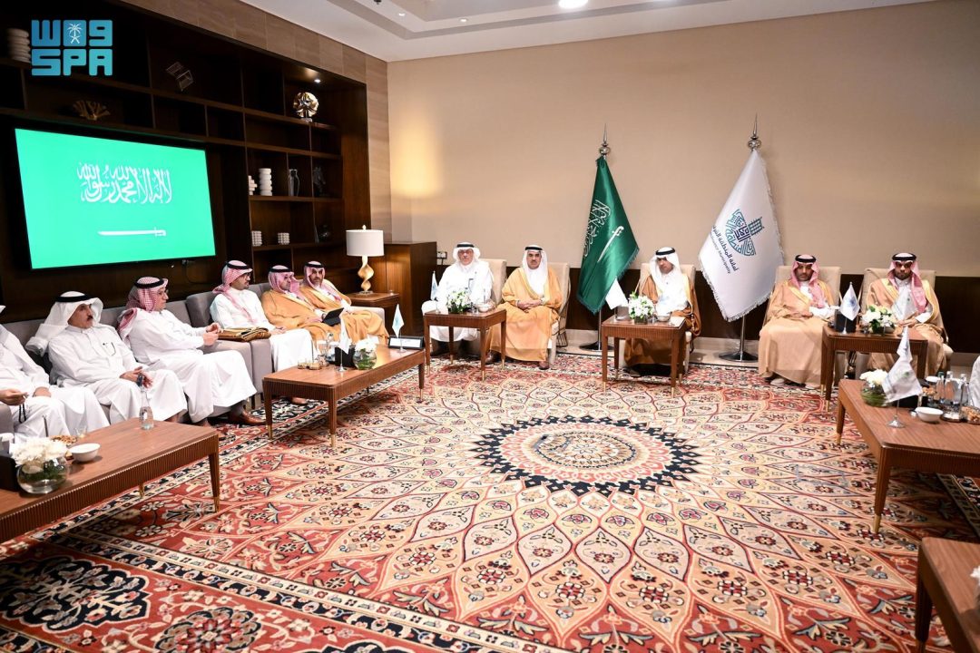 Municipalities Minister Inspects Investment Projects in Eastern Region, Meets Investors