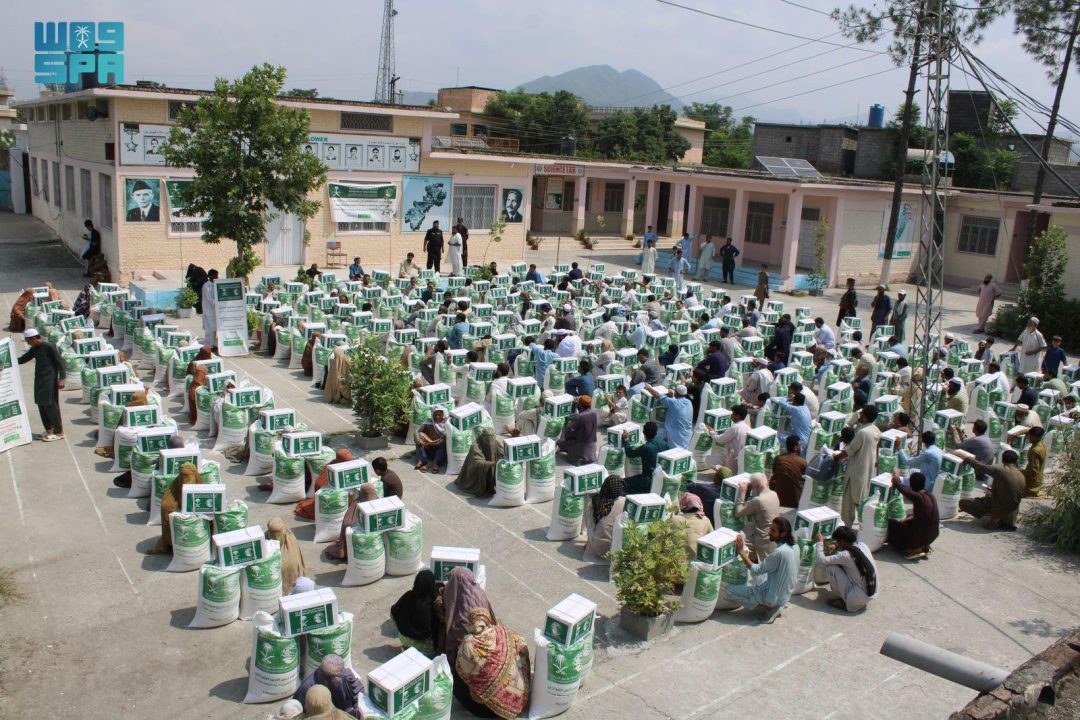 KSrelief Distributes 2,200 Food Baskets across Pakistan