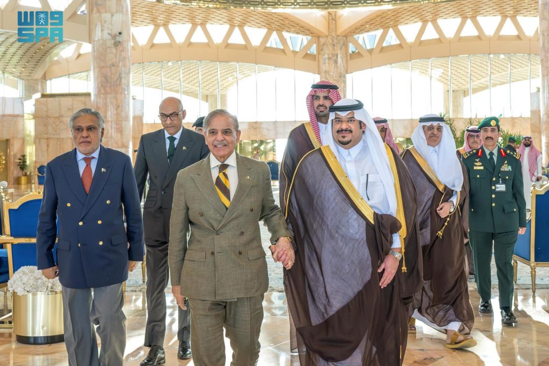 Pakistani Prime Minister Arrives in Riyadh to Take Part in FII9