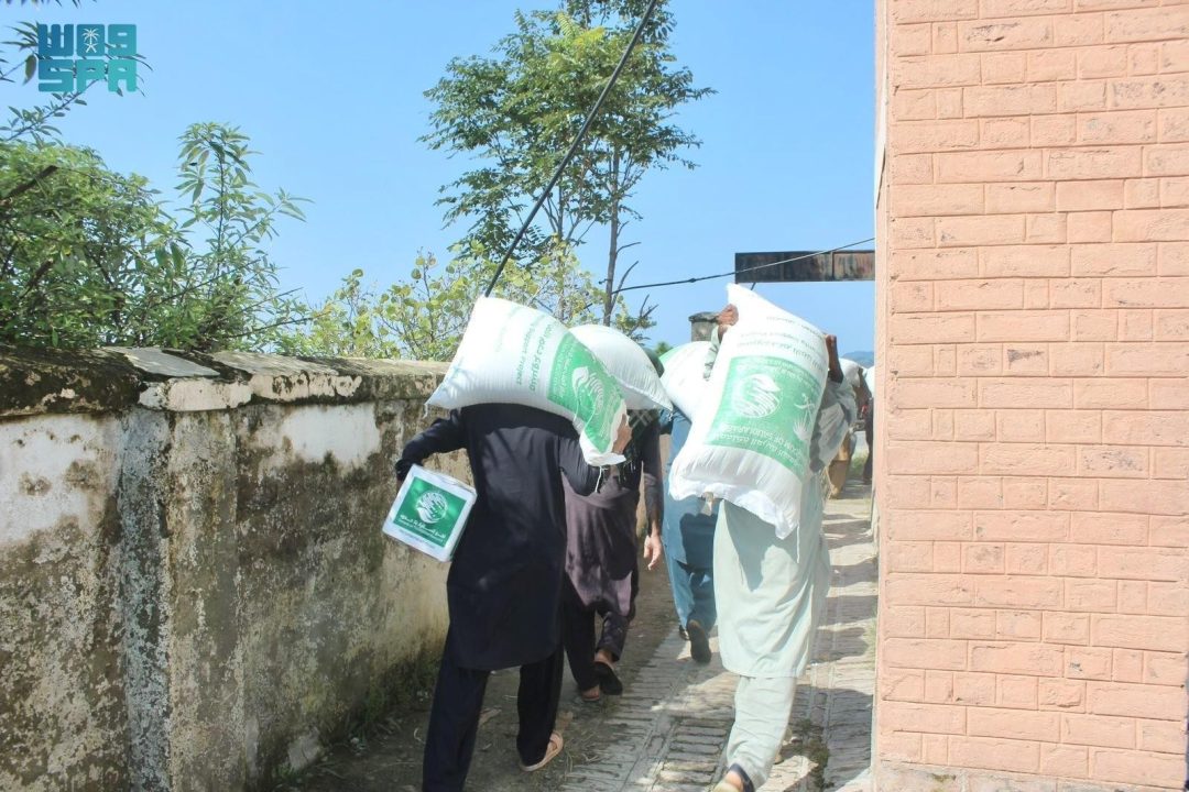 KSrelief Distributes 1,435 Food Baskets in Pakistan