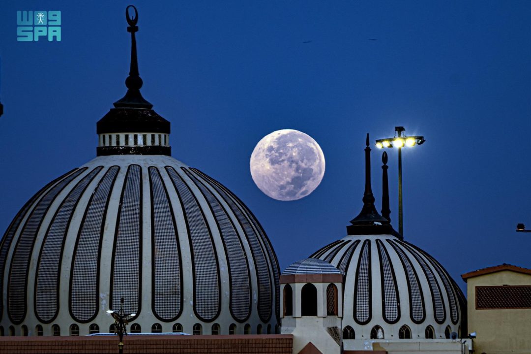 Harvest Moon Adorns Saudi Arabia’s Sky