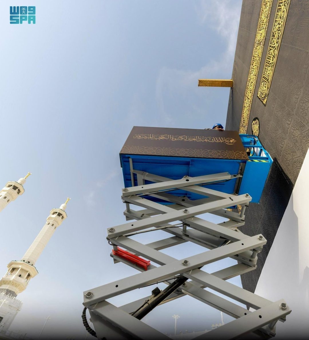 Ceremony Begins to Replace Kiswa of Holy Kaaba, Continuing a Legacy of Over 100 Years