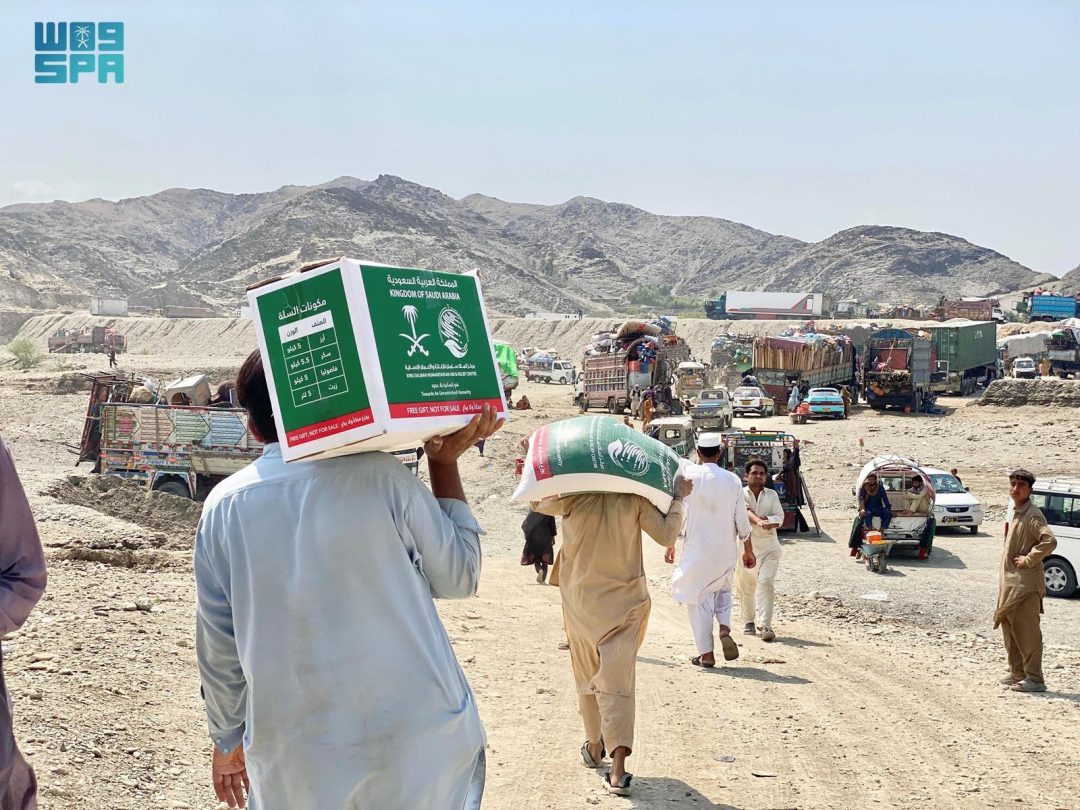 KSrelief Distributes Food Aid to Returning Afghans