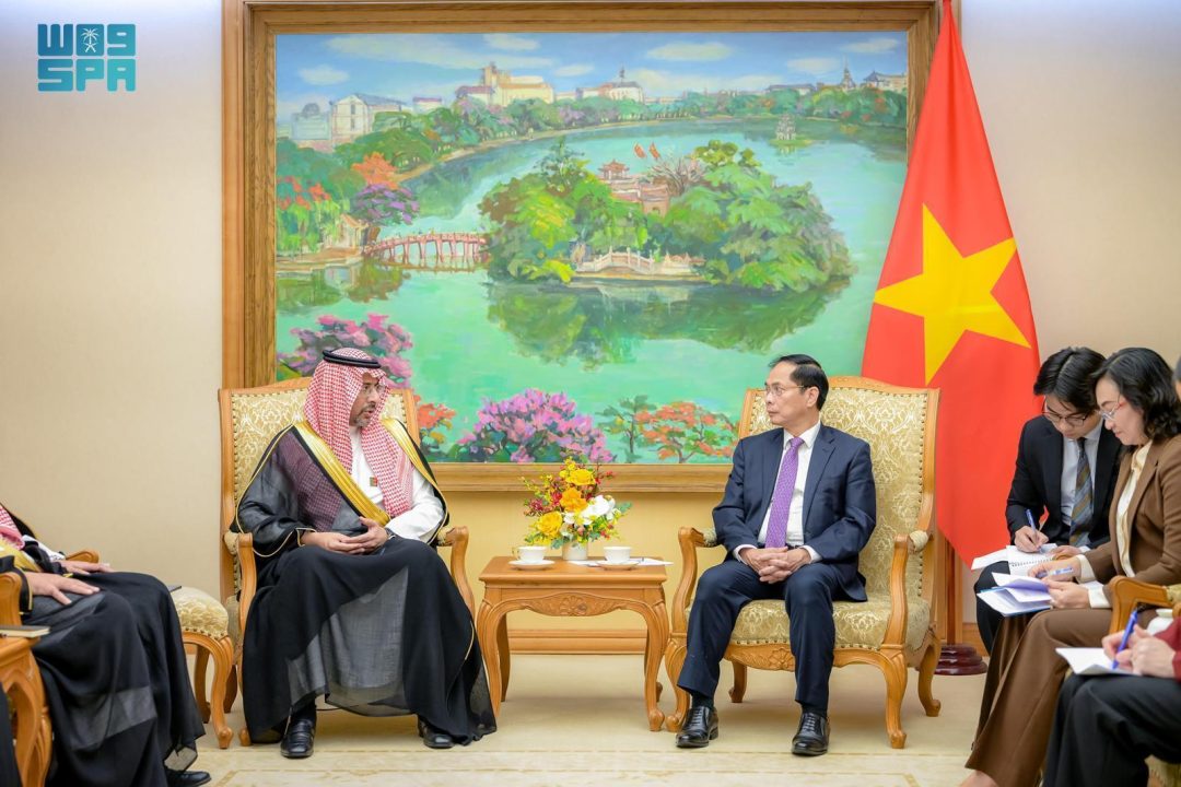 Industry Minister, Vietnamese Deputy Prime Minister Discuss Expanding Economic Partnership
