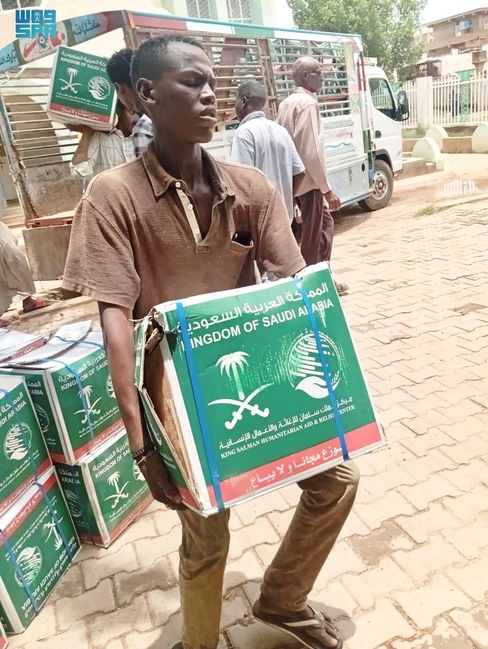 KSrelief Distributes 2,033 Food Baskets to Displaced Families in Sudan’s Al-Jazirah State