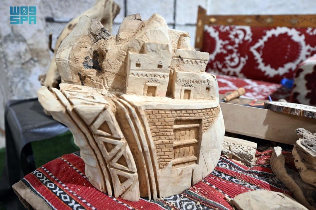 Ancestral Woodcraft Captivates Visitors at Hail Festival