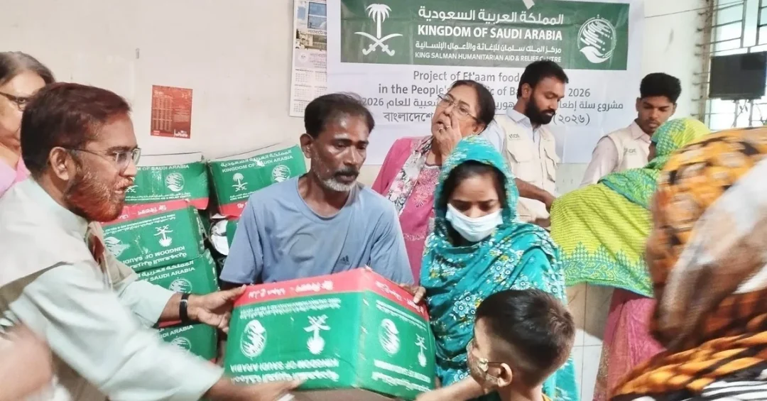 KSrelief Distributes 430 Food Baskets in Bangladesh