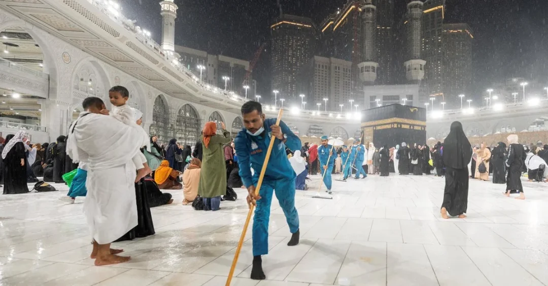 Grand Mosque Cleaning Intensified After Makkah Rainfall for Pilgrim Safety