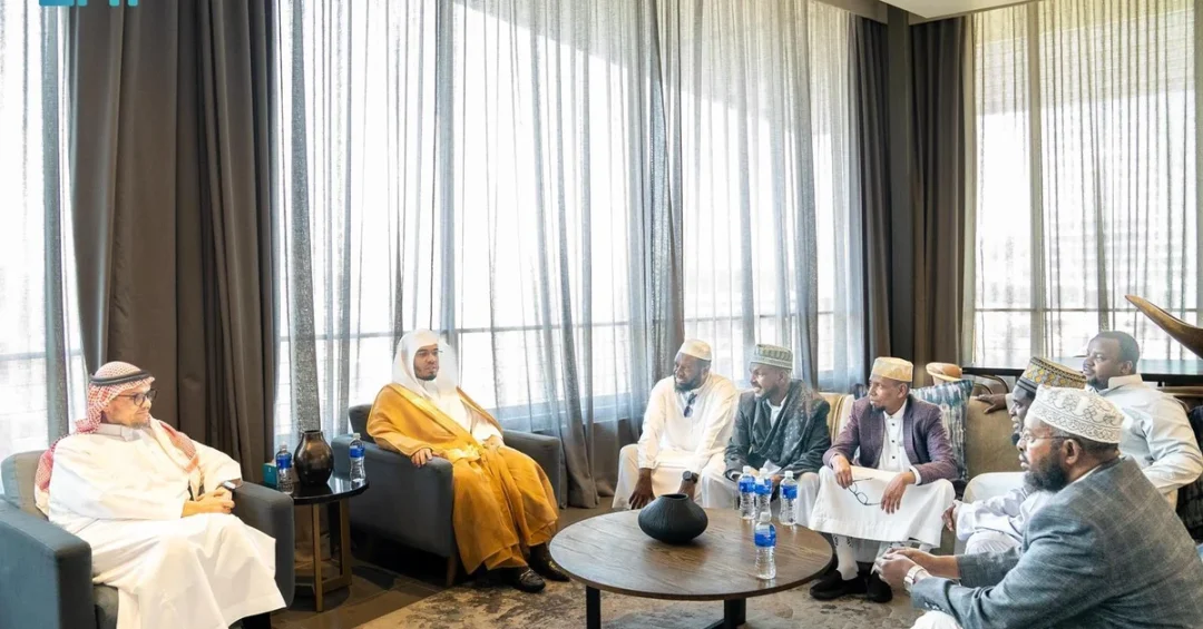 Grand Mosque Imam Meets Saudi University Graduates in South Africa