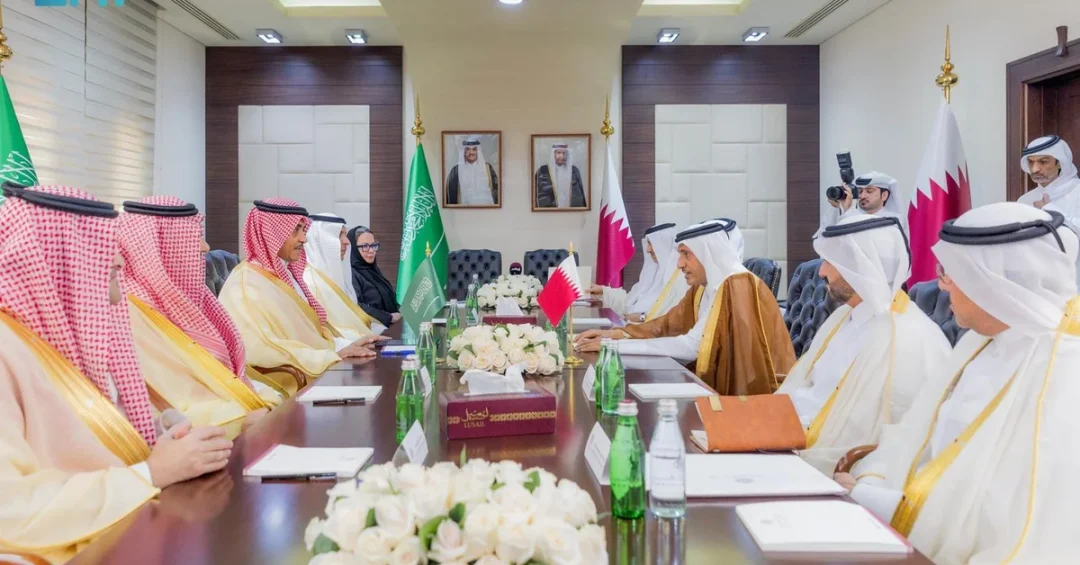 Qatar PM receives Saudi media minister, signs SPA-QNA deal