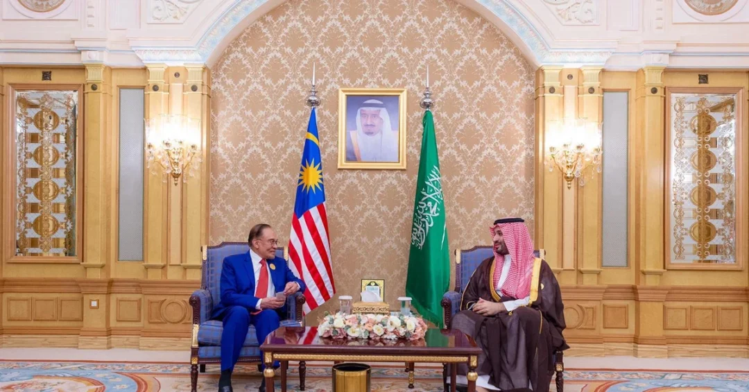 Saudi Crown Prince Meets Malaysian PM on Summit Sidelines