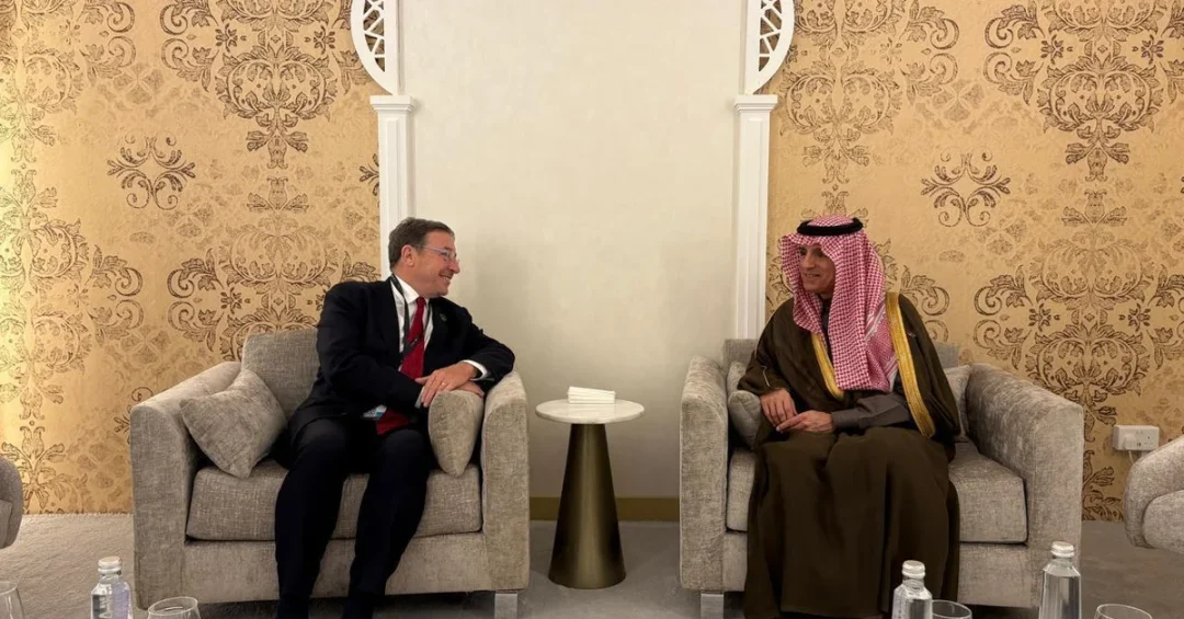 Saudi Minister Al-Jubeir Meets UNDP Chief at COP16 in Riyadh