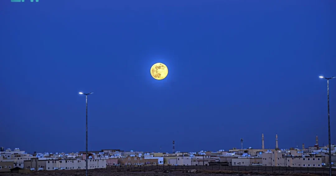SPA Captures December’s Cold Moon Over Saudi Arabia’s Northern Borders