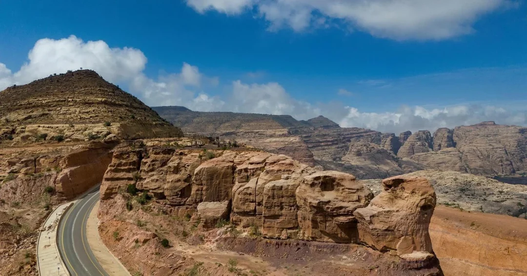 Al-Qahar Mountains: Jazan’s Natural Masterpiece Attracts Visitors Year-Round