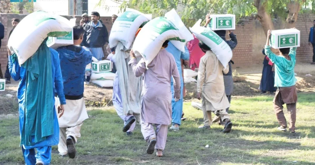 KSrelief Distributes 1,013 Food Baskets to Flood-Affected Families in Pakistan