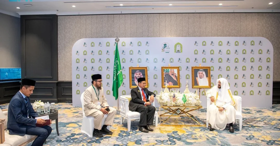 Islamic Affairs Minister Meets Malaysian Delegation at ASEAN Conference
