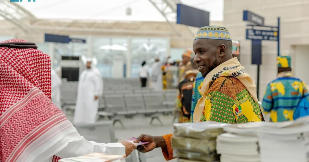 Saudi Ministry Distributes 237,000 Hajj Guidance Booklets at Madinah Entry Points