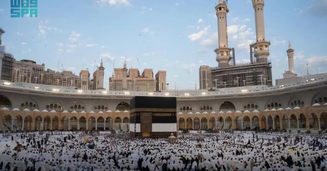 Grand Mosque Welcomes Worshippers for Eid Al-Adha Prayer Under Saudi Vision 2030