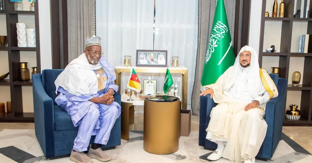 Islamic Affairs Minister Meets Cameroon Scholar at Makkah Conference
