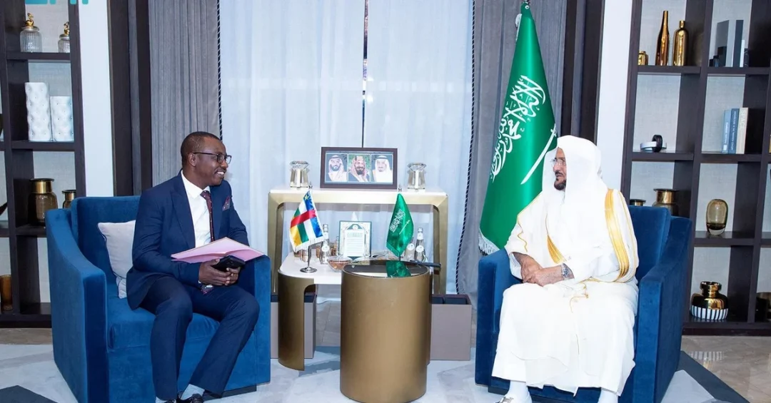 Saudi Minister Meets President of Central Africa’s Islamic Council in Makkah