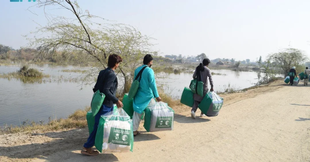 KSrelief Distributes 2,240 Food Baskets in Flood-Hit Pakistan