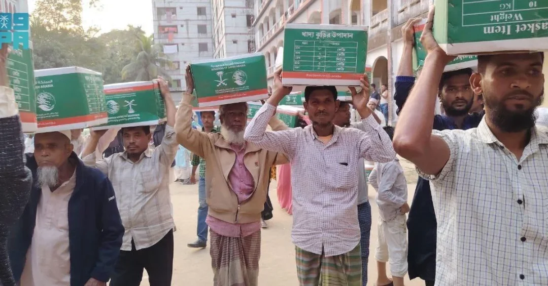 KSrelief Distributes 595 Food Baskets to 2,975 People in Bangladesh