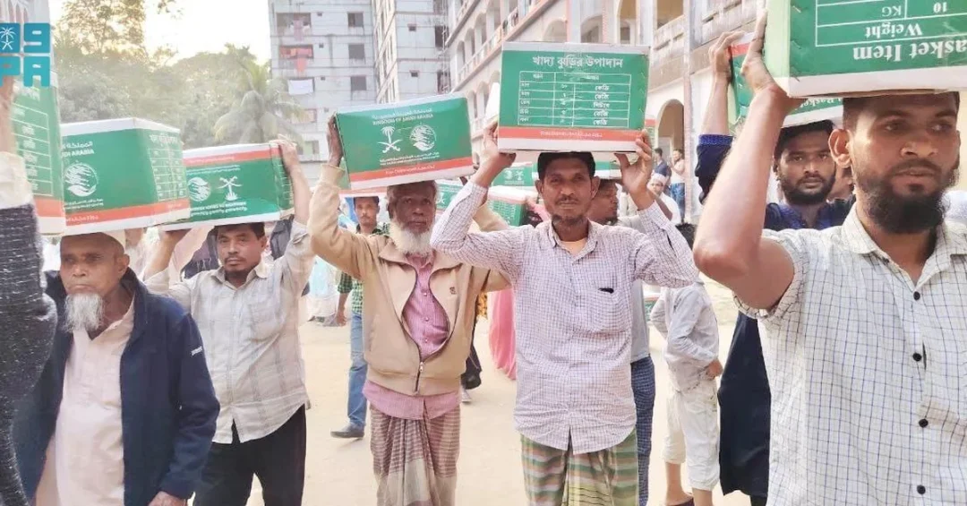 KSrelief Distributes 500 Food Baskets to 2,500 in Flood-Affected Bangladesh