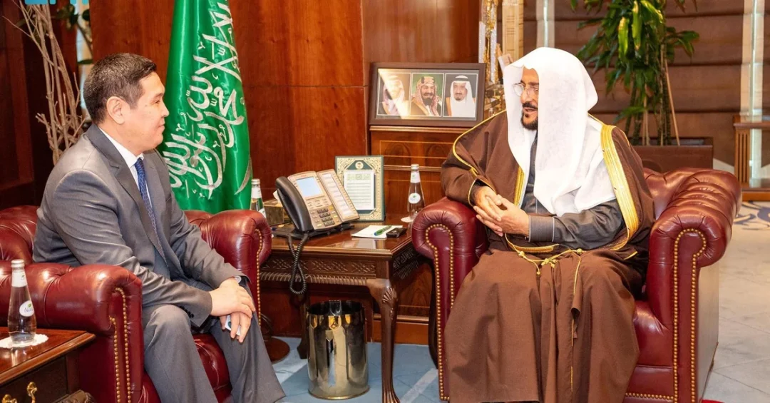 Saudi Minister of Islamic Affairs Meets Kazakh Ambassador to Strengthen Ties