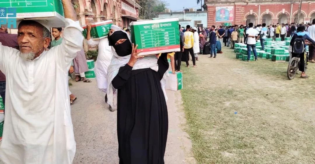 KSrelief Distributes 500 Food Baskets to Flood-Affected Families in Bangladesh