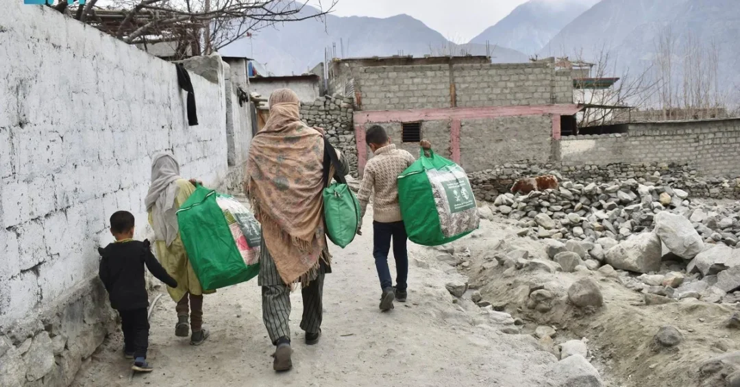 KSrelief Distributes 3,180 Winter Bags in Pakistan