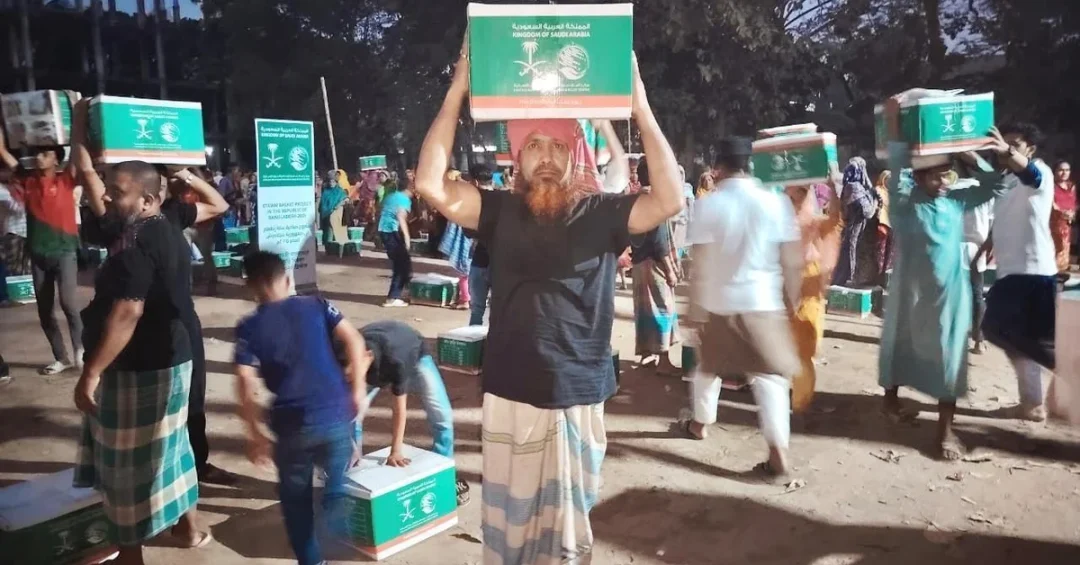 KSrelief Distributes 500 Food Baskets in Bangladesh