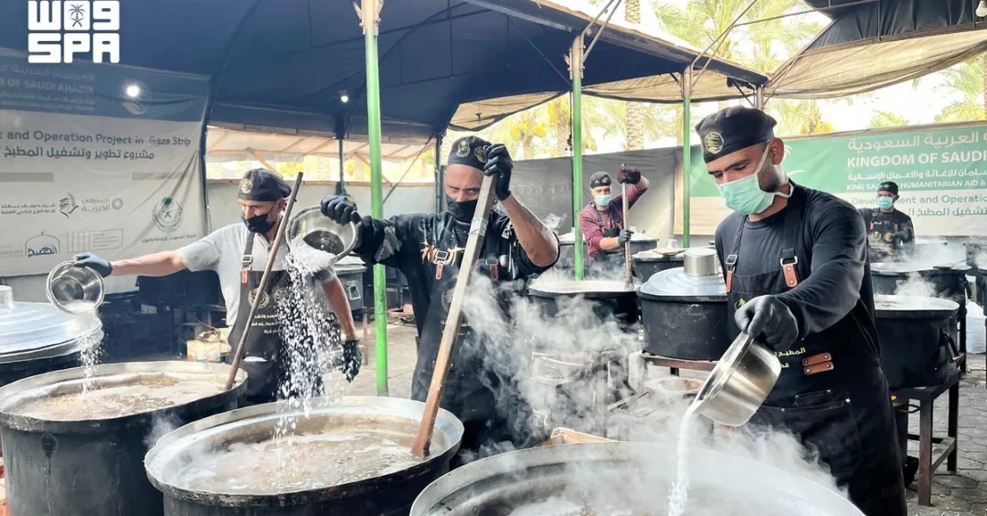 KSrelief Distributes 25,000 Hot Meals to Gaza Families
