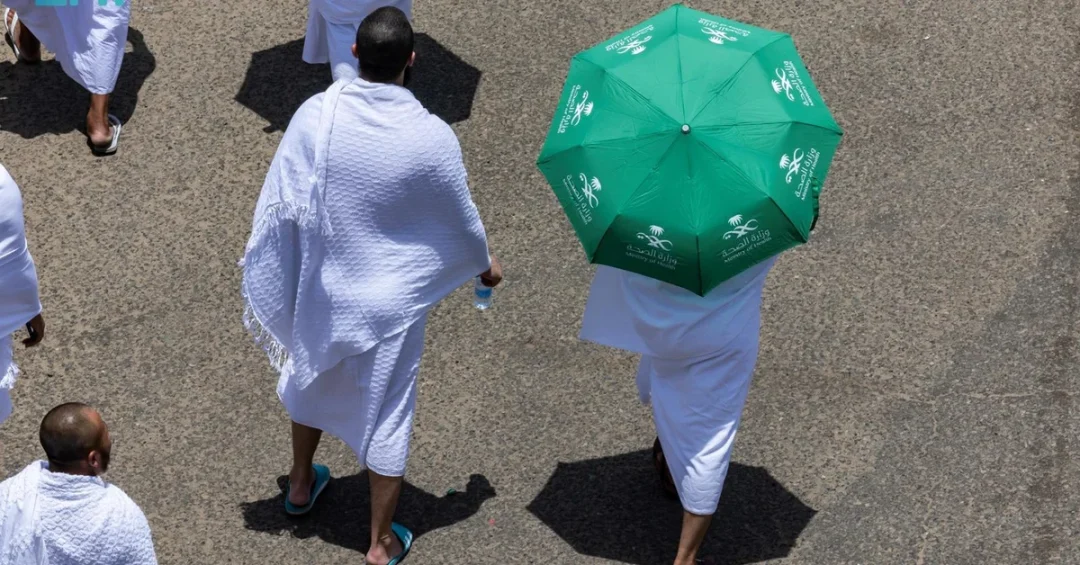 Saudi Health Ministry Urges Pilgrims to Use Umbrellas to Prevent Sunstroke