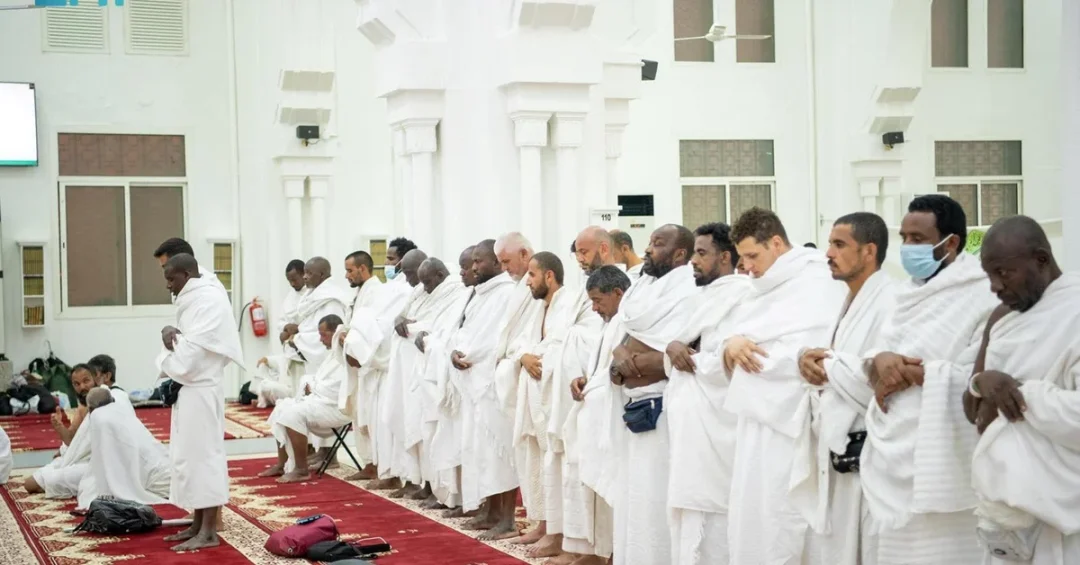Pilgrims Perform Combined Maghrib and Isha Prayers at Muzdalifah During Hajj