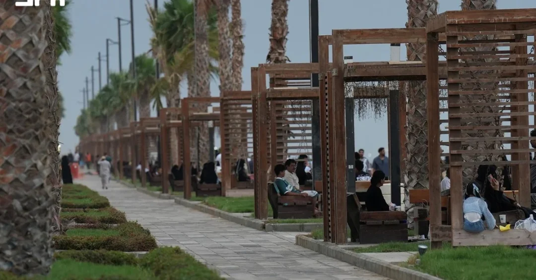 Jazan’s Waterfront Draws Crowds as Rain Brings Cooler Weather