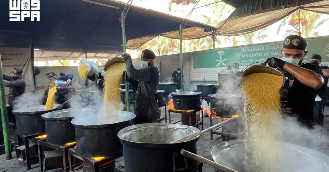 KSrelief Distributes 24,500 Hot Meals to Gaza’s Vulnerable