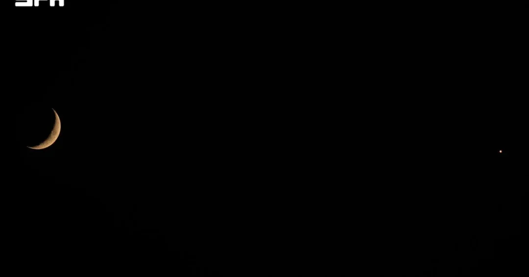 Saudi Skyline: Crescent Moon and Venus Conjunction Visible Over Kingdom