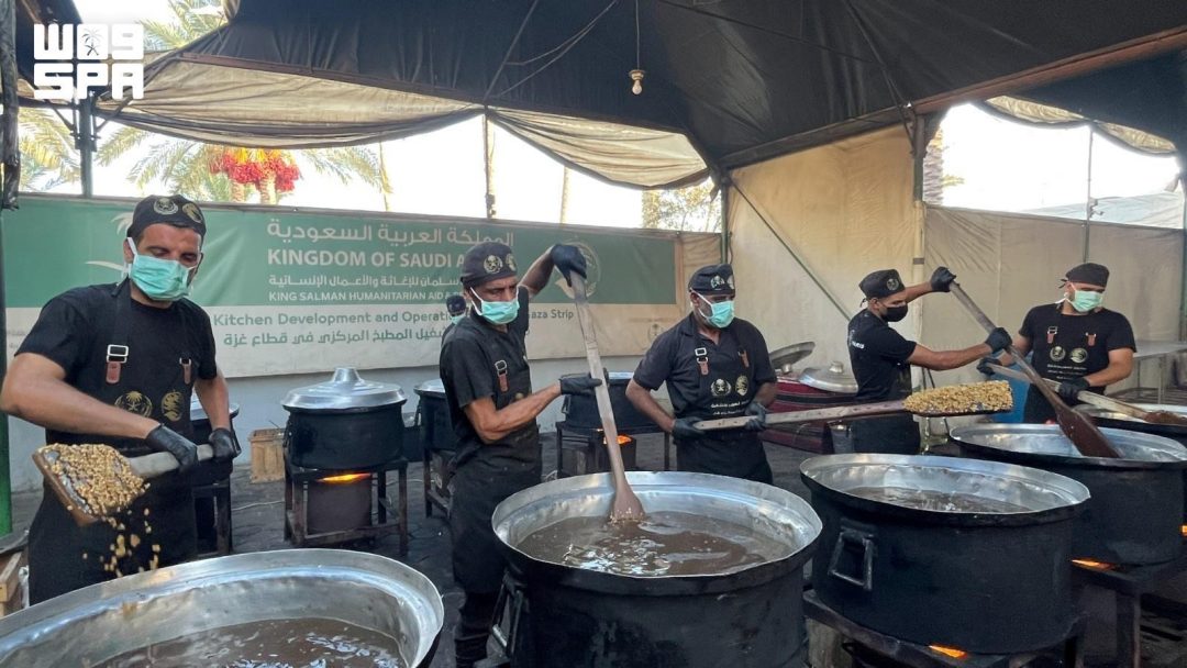KSrelief ने गाजा पट्टी में 24,500 गर्म भोजन वितरित किए