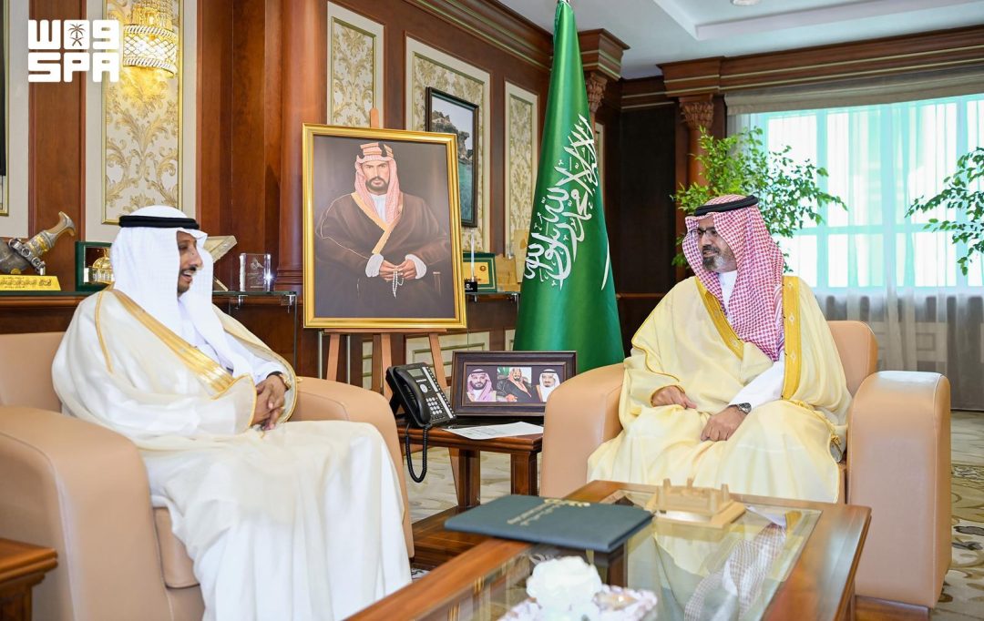 Jazan Deputy Governor receives Manar Al-Janoub College Dean