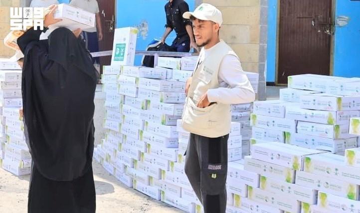 KSrelief distributes 12,000 date cartons in Taiz