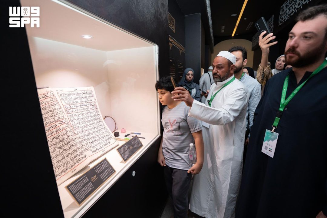 Visite de l’exposition Wahy par les invités du programme Khadim Al-Haramain