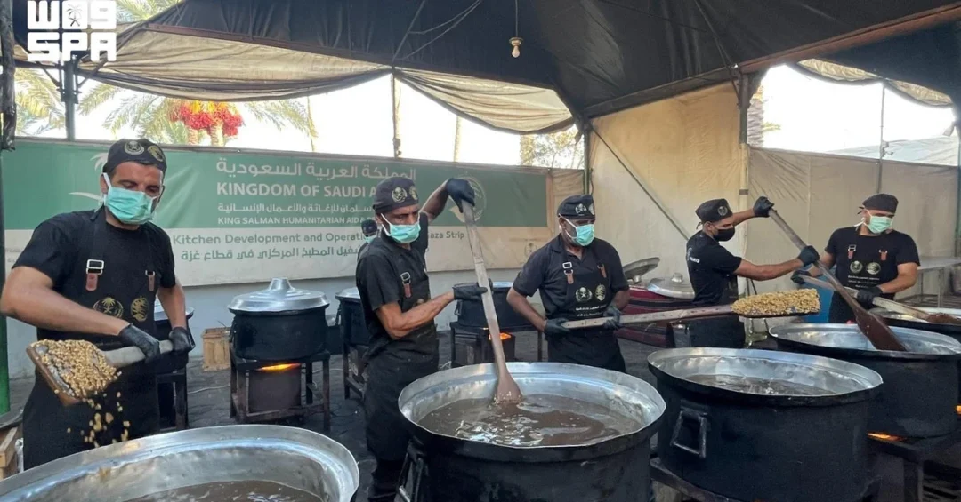 KSrelief Continues to Distribute Hot Meals in Gaza Strip